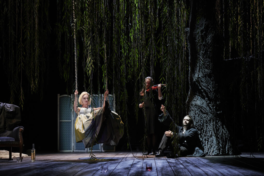 Die Marquise als Cécile auf der Schaukel (Allison Cook) und Vicomte Valmont (Christian Bowers). Foto: Theater Dortmund.
